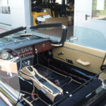 Letzte Kabel werden verlegt, bevor die Sitze wieder eingebaut werden Letzte Kabel werden verlegt, bevor die Sitze wieder eingebaut werden